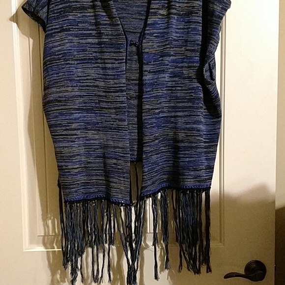 Umgee hooded fringe sweater shrug - Picture 2 of 4